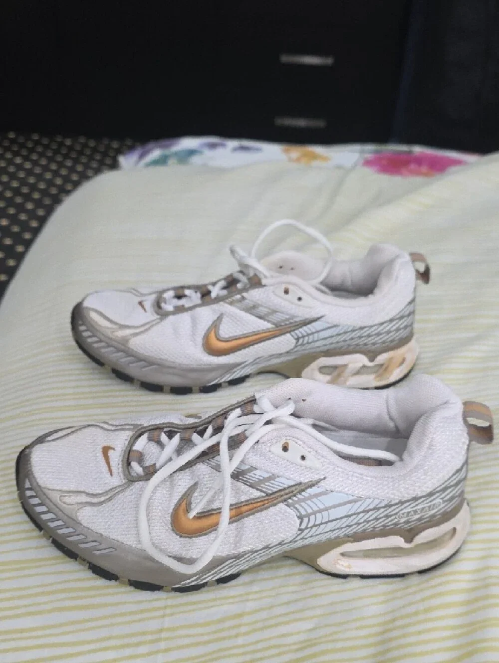 Nike Women’s White and Metallic Gold Athletic Sneakers 7.5 Used Very Good - Picture 6 of 9